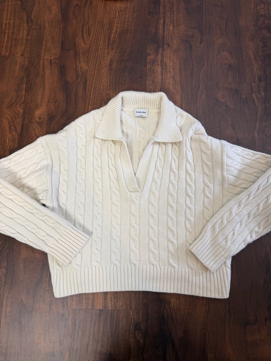 Aritzia Sunday Best Lottie Collared Cable-Knit V-Neck Sweater in Whisper White - Picture 2 of 10